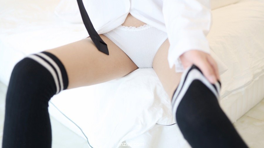 脱个精光躺倒床上，JK软妹张小妮皮肤白皙水嫩极致