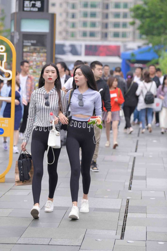 【免费】逛街的两个瑜伽裤姑娘【40P】04030-师姐图集