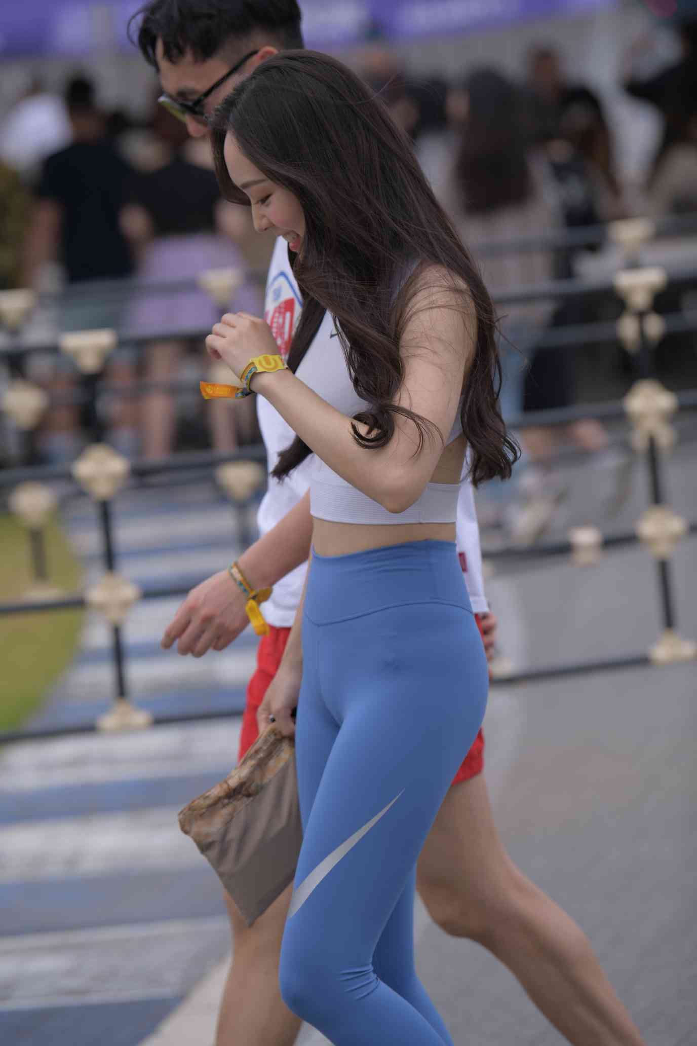 图片[1]-陪男朋友逛街的瑜伽裤女孩【74P】04034-师姐图集