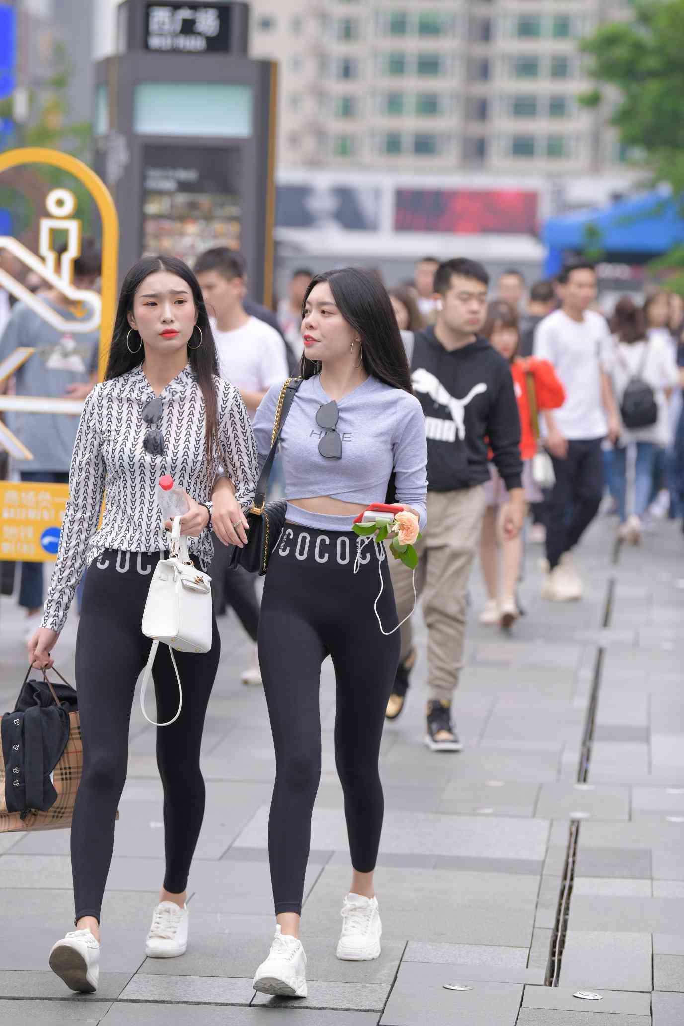 图片[2]-【免费】逛街的两个瑜伽裤姑娘【40P】04030-师姐图集