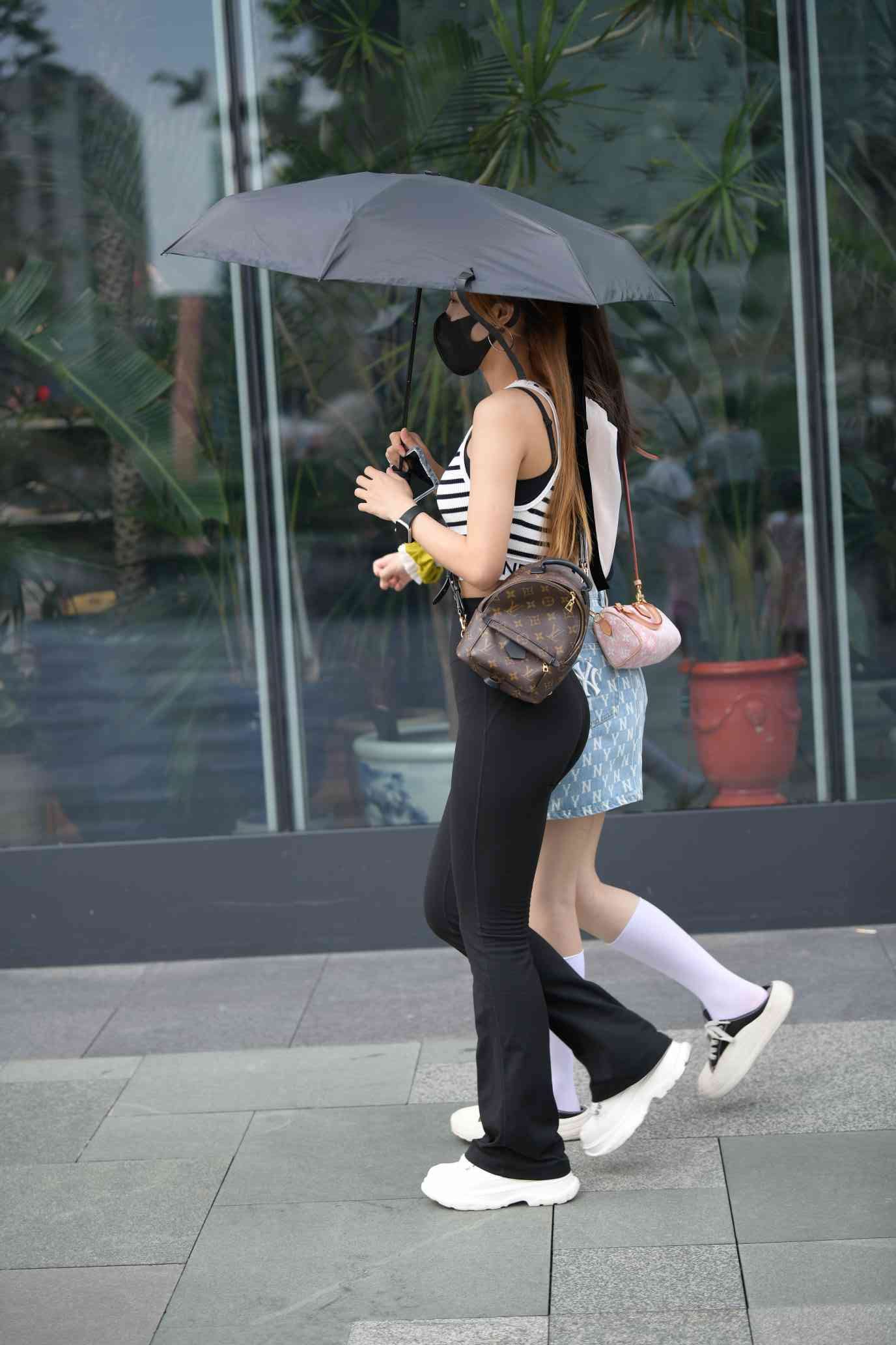 图片[2]-打伞的瑜伽裤姑娘【93P】04032-师姐图集