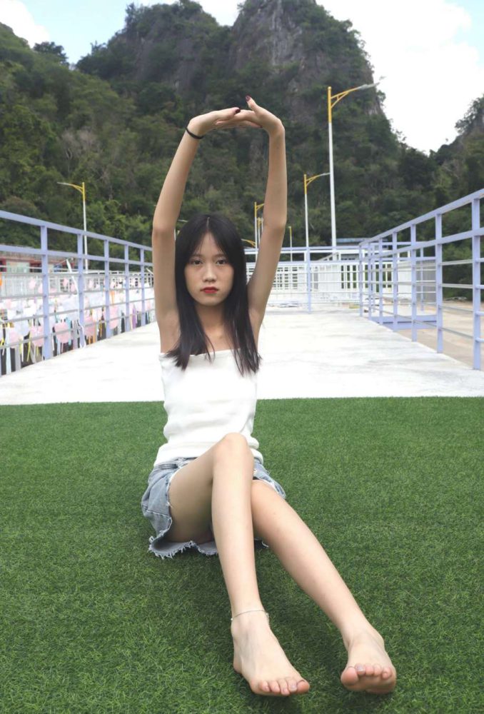 坐在草地上的长发女孩【172P】20012-师姐图集