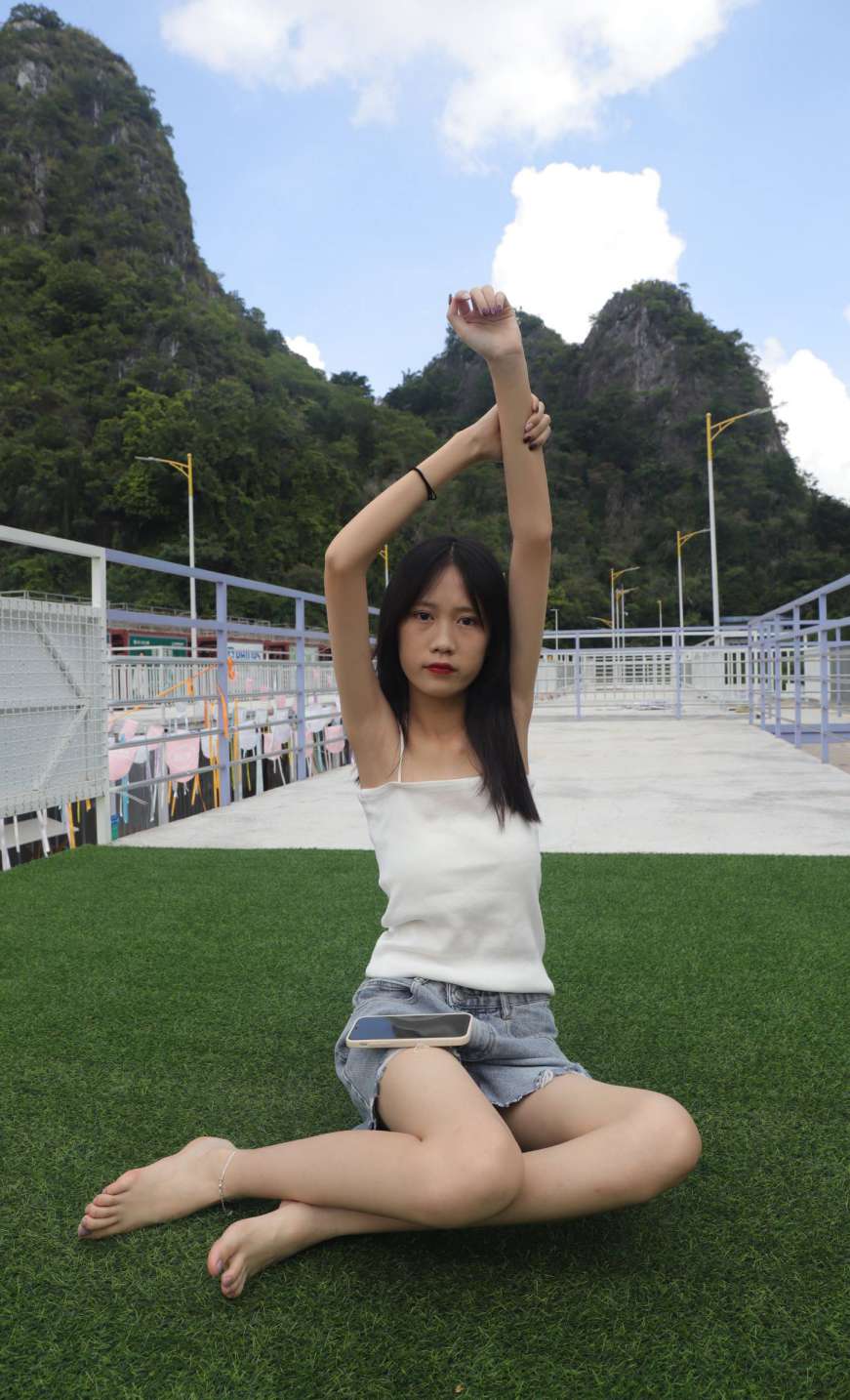 图片[3]-坐在草地上的长发女孩【172P】20012-师姐图集