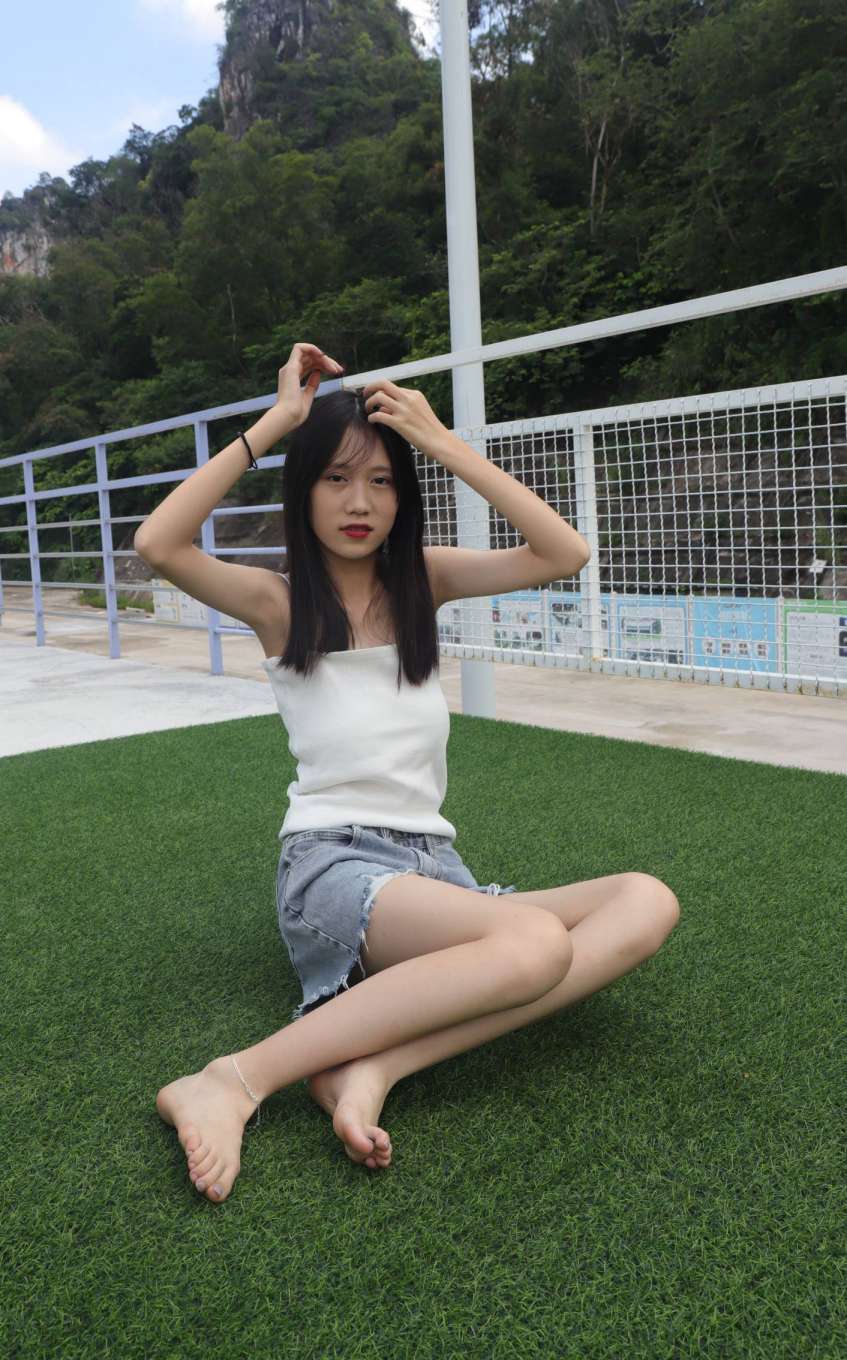 图片[4]-坐在草地上的长发女孩【172P】20012-师姐图集