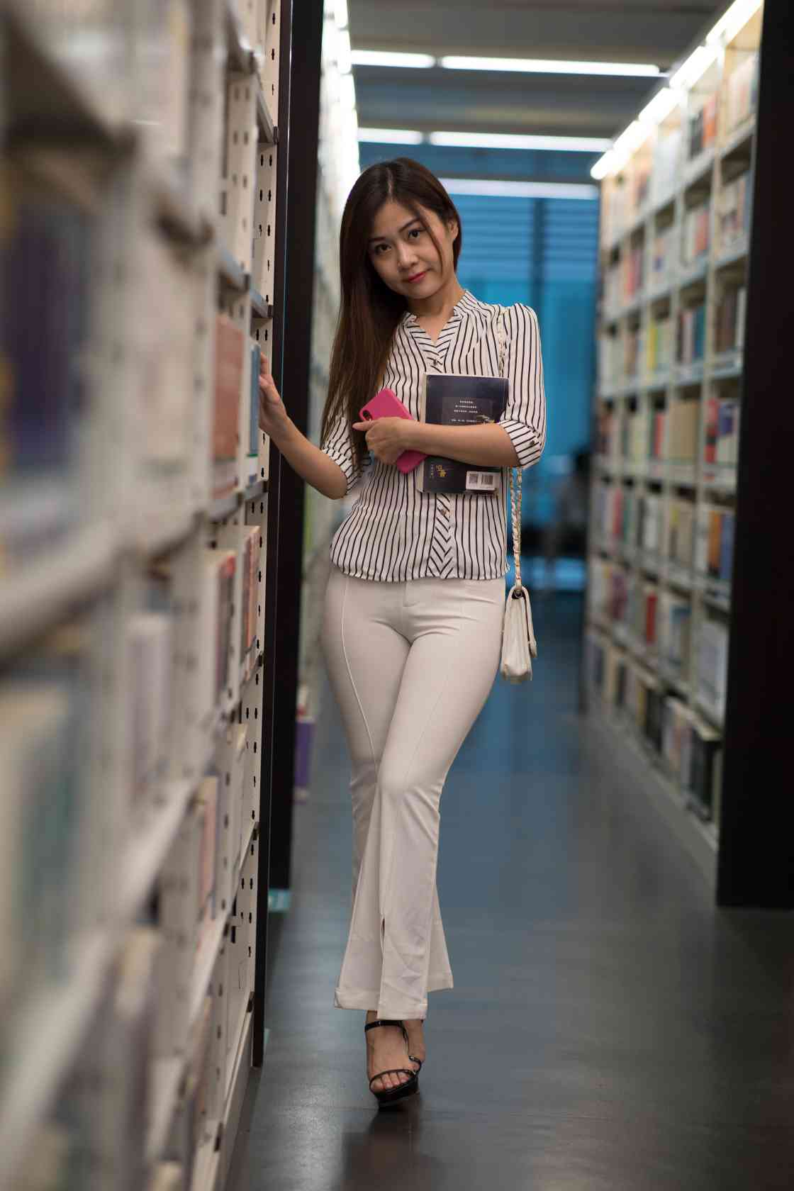图片[5]-逛书店的白色紧身裤女孩【450P】04040-师姐图集