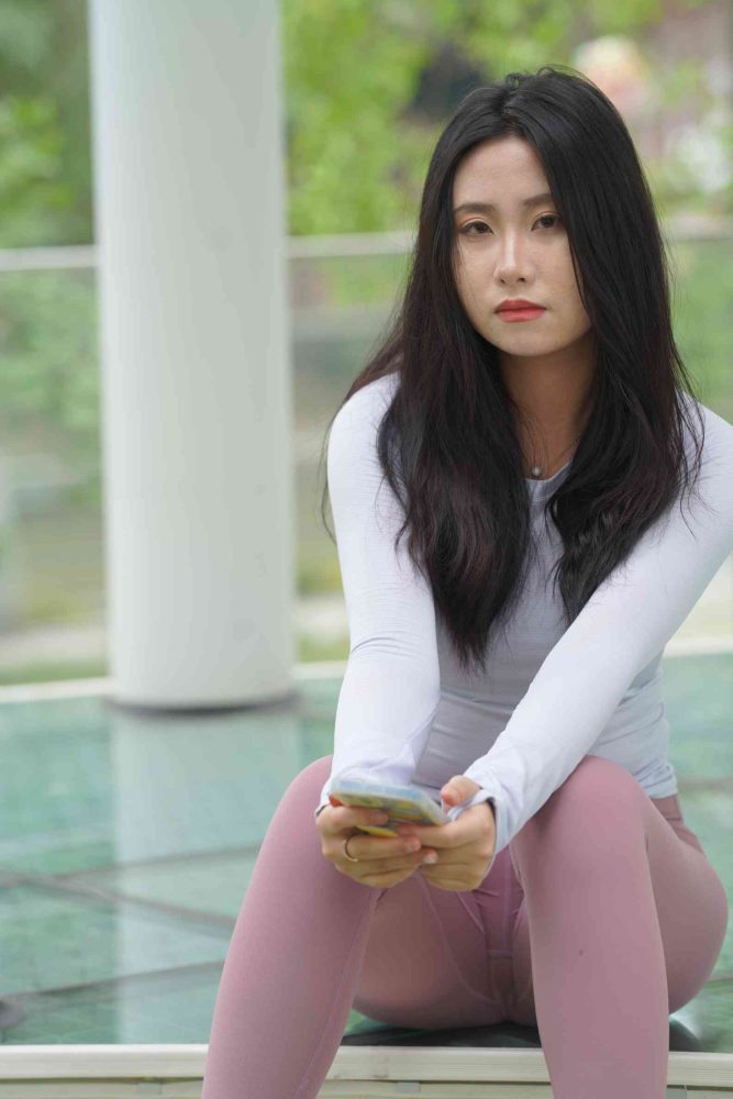 图片[2]-坐在草地玩手机的瑜伽姑娘【733P】04012-师姐图集