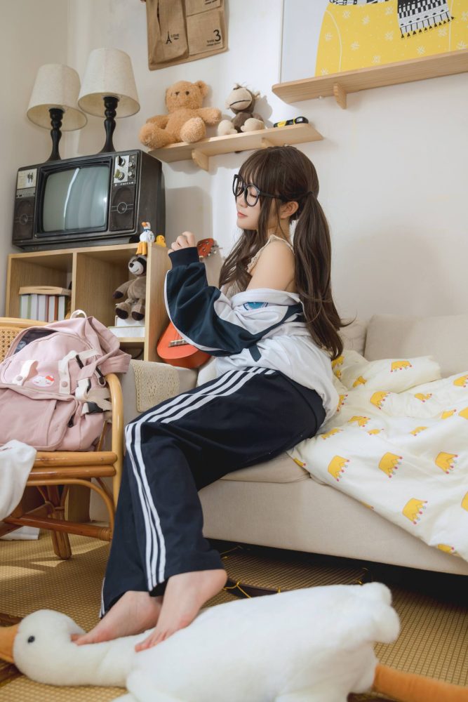 穿校服的双马尾女孩【64P】20010-师姐图集