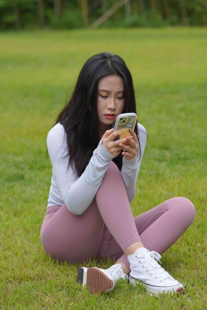 坐在草地玩手机的瑜伽姑娘【733P】04012-师姐图集