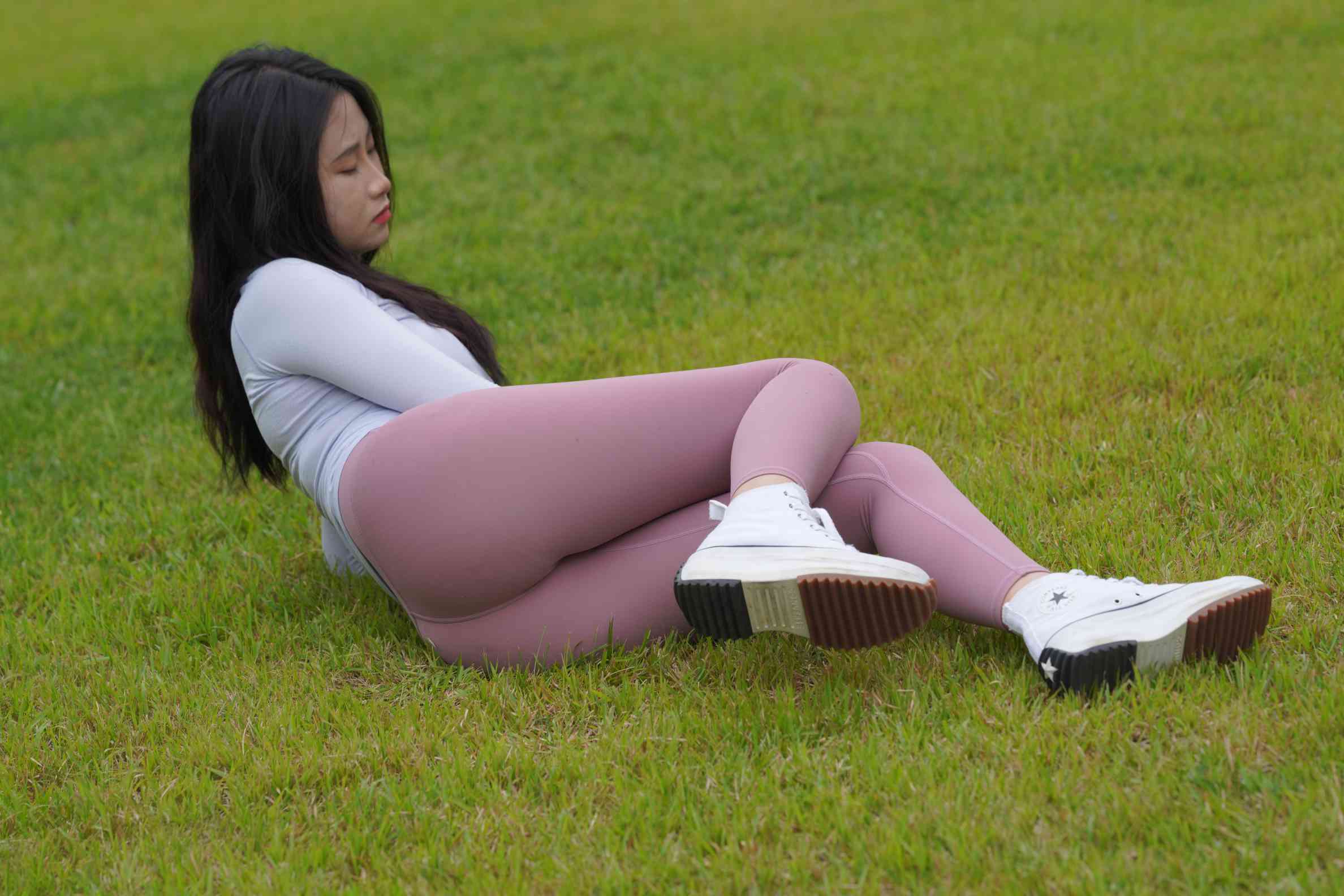 图片[4]-坐在草地玩手机的瑜伽姑娘【733P】04012-师姐图集