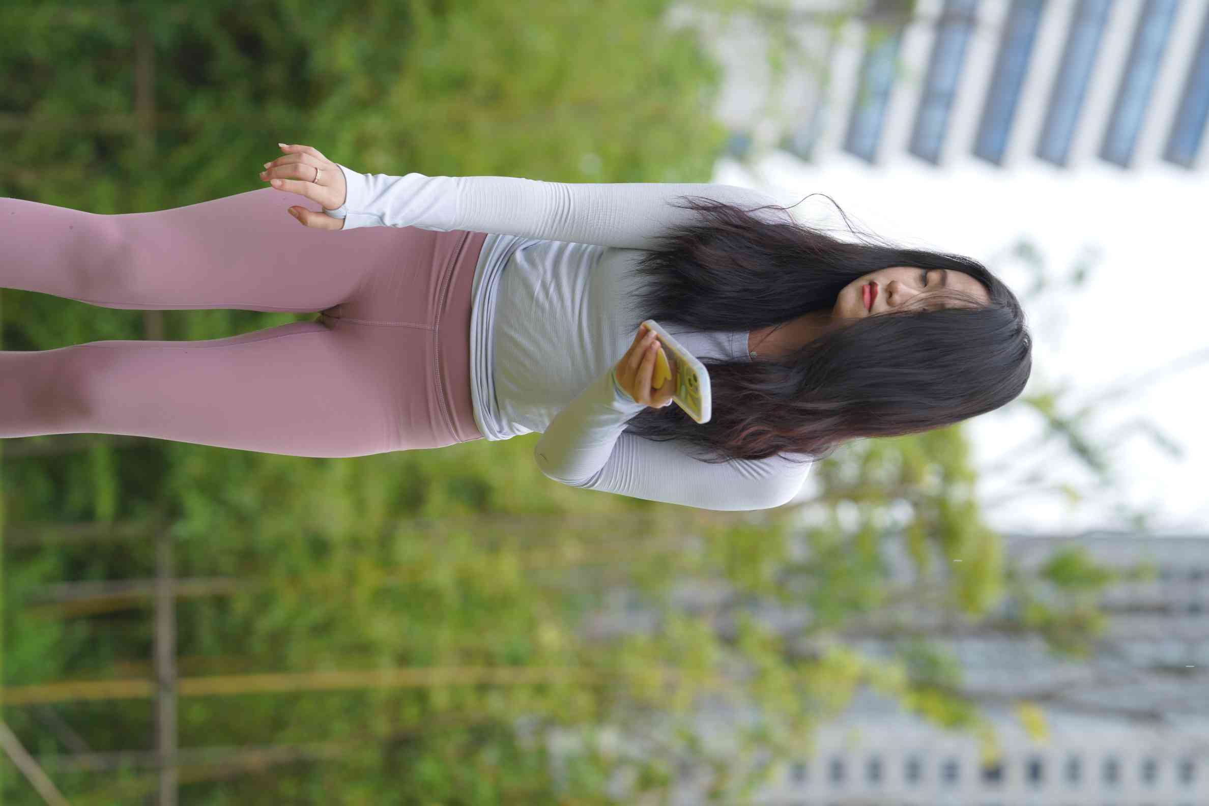 图片[5]-坐在草地玩手机的瑜伽姑娘【733P】04012-师姐图集