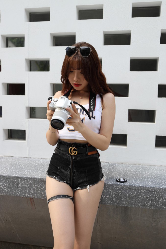 图片[4]-在户外玩单反相机的牛仔热裤女孩【450MB】00032-师姐图集