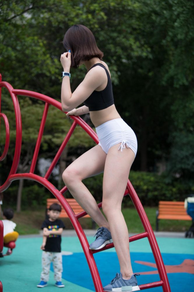 在户外玩耍的白色短裤漂亮姑娘【239P】00061-师姐图集