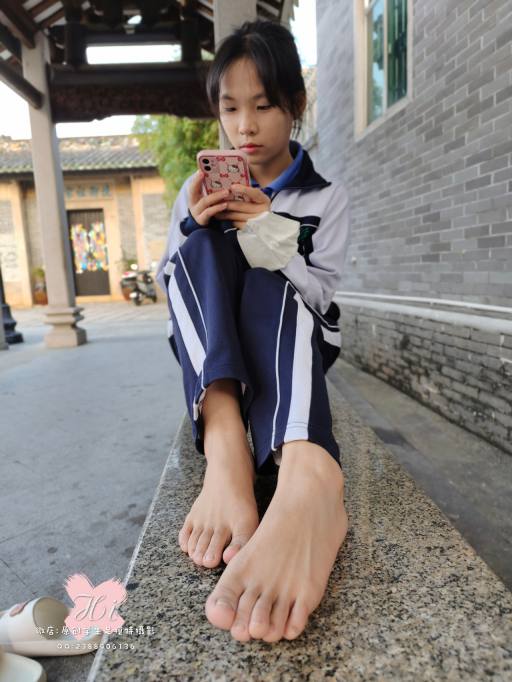 【免费】专心致志玩手机的女孩【42P】20028-师姐图集