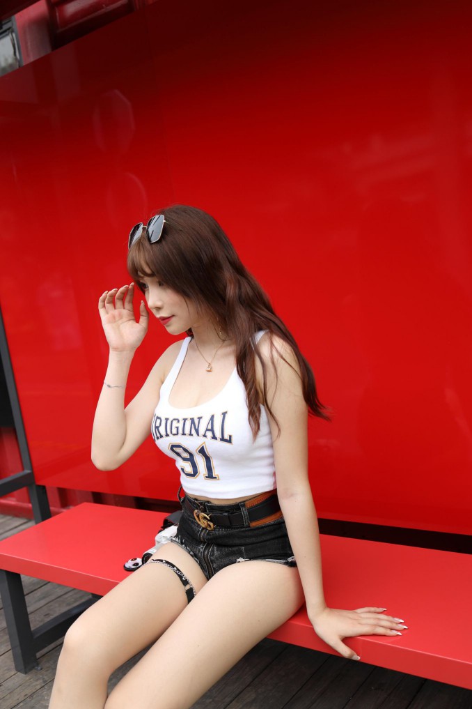 图片[5]-在户外玩单反相机的牛仔热裤女孩【450MB】00032-师姐图集