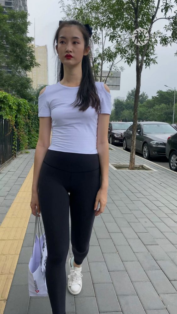 黑色瑜伽裤逛街的女孩J4000 MP4-7.76GB-师姐图集