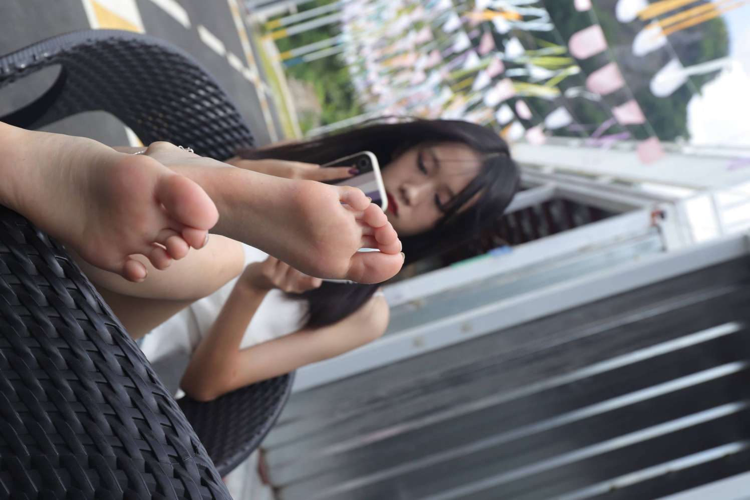 图片[2]-坐在草地上的长发女孩【172P】20012-师姐图集