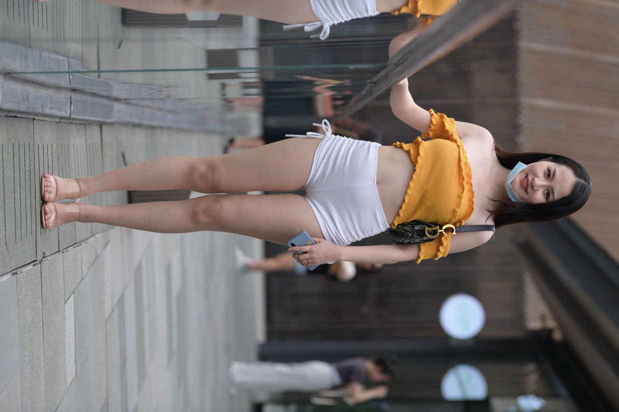 图片[2]-高腰白色短裤的漂亮女孩【767P】00065-师姐图集