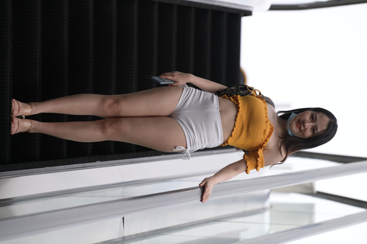 图片[4]-高腰白色短裤的漂亮女孩【767P】00065-师姐图集