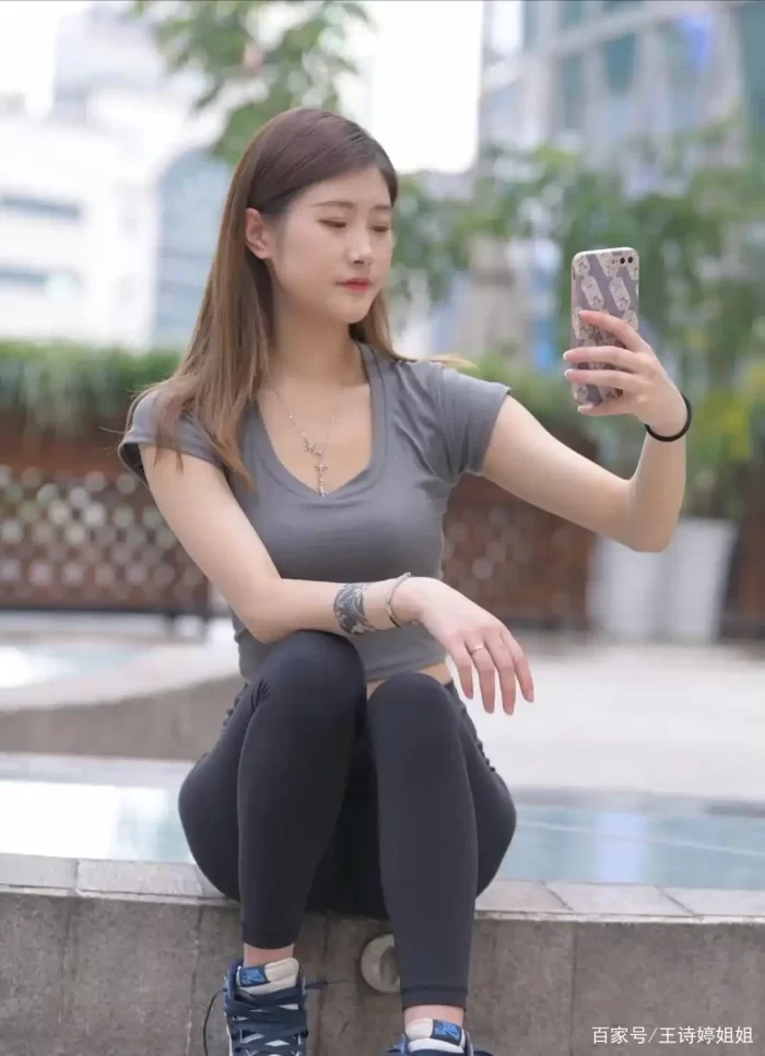 图片[2]-有小虎牙非常甜美的瑜伽裤女孩-师姐图集