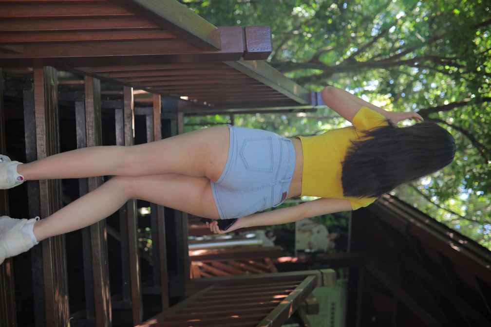 图片[3]-在户外散心的紧身牛仔短裤女孩【536P】00048-师姐图集