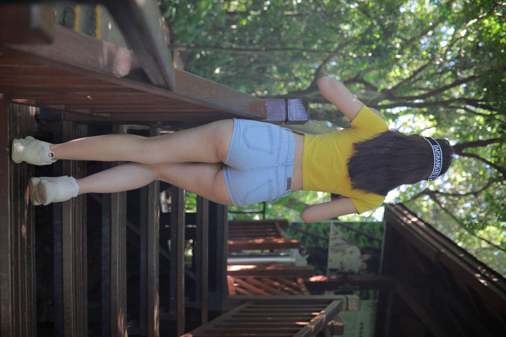 图片[5]-在户外散心的紧身牛仔短裤女孩【536P】00048-师姐图集