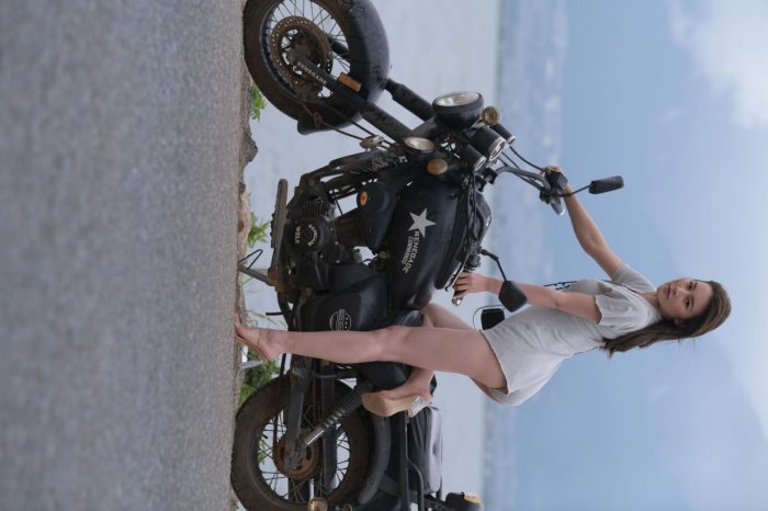 阴雨天在海边骑车的长发女人【156P】00044-师姐图集