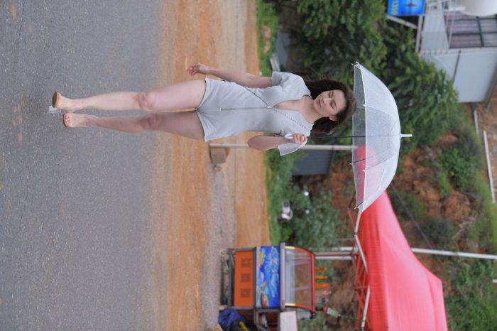 阴雨天在海边骑车的长发女人【156P】00044-师姐图集