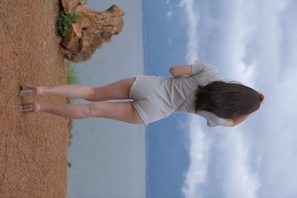 图片[5]-在海边开跑车的连衣短裤女孩【390P】00030-师姐图集