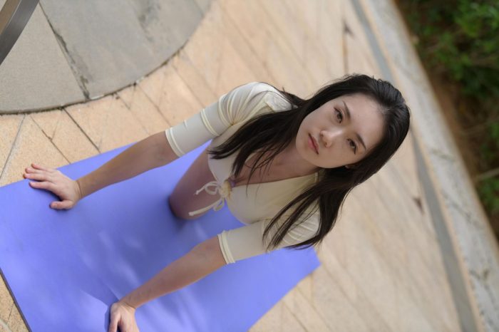 游泳池旁边的比基尼女生【327P】00042-师姐图集