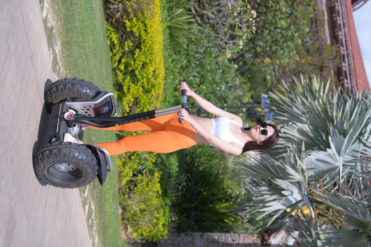 图片[3]-骑着平衡车的橘黄色瑜伽裤妹妹【620P】00054-师姐图集