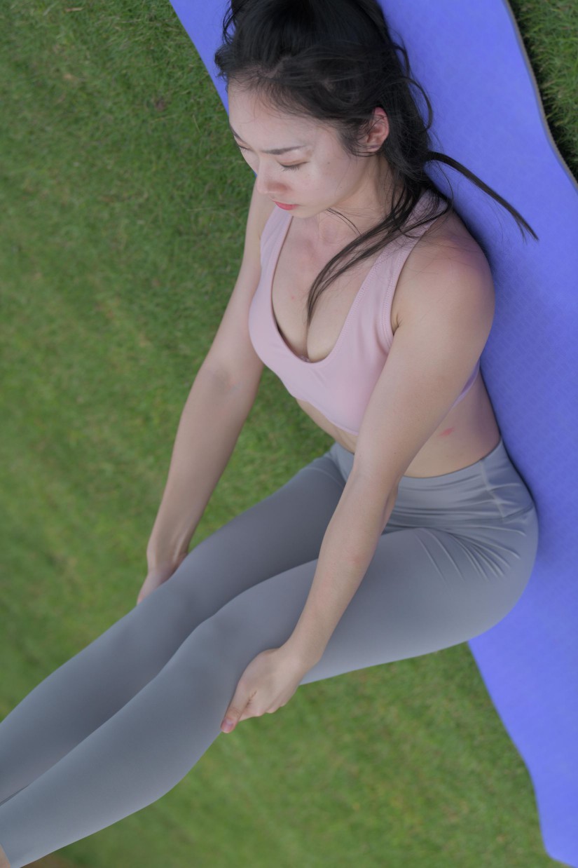 图片[3]-在户外草地上练瑜伽的高马尾女生【235P】00056-师姐图集