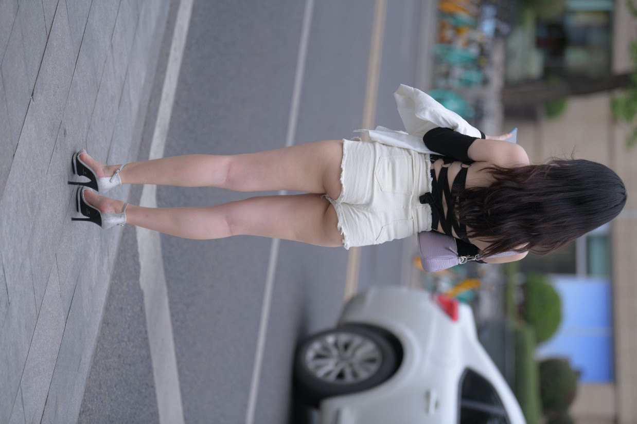 图片[2]-长发飘飘的白色热裤美丽女孩【49P】00029-师姐图集