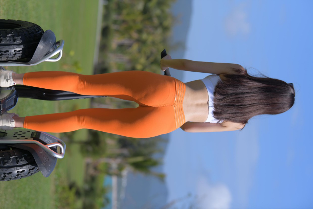 图片[4]-骑着平衡车的橘黄色瑜伽裤妹妹【620P】00054-师姐图集