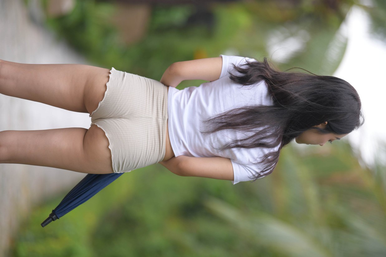 图片[4]-在郊外的长发热裤姑娘【388P】00022-师姐图集