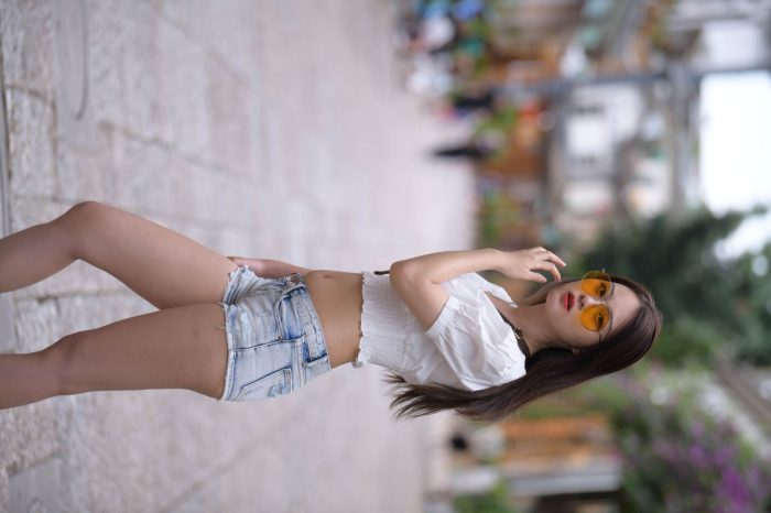 戴太阳镜的牛仔短裤紧身牛仔MM【167P】00021-师姐图集