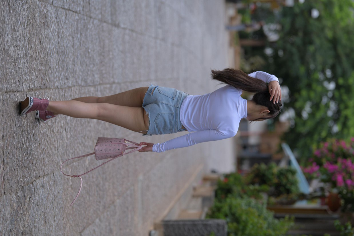 图片[2]-紧身牛仔短裤骑自行车的漂亮女孩【588P】00053-师姐图集