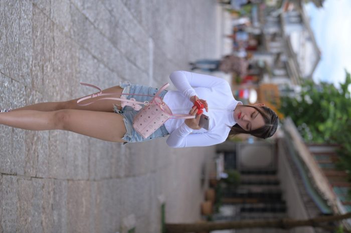 紧身牛仔短裤骑自行车的漂亮女孩【588P】00053-师姐图集