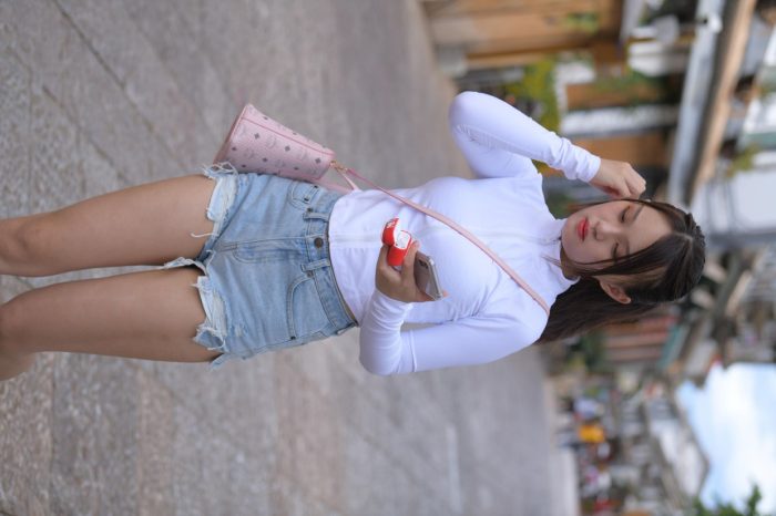 紧身牛仔短裤骑自行车的漂亮女孩【588P】00053-师姐图集