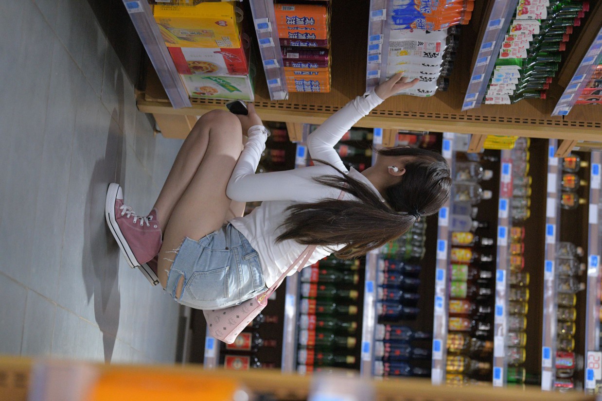 图片[5]-紧身牛仔短裤骑自行车的漂亮女孩【588P】00053-师姐图集