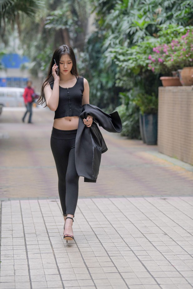 图片[4]-喝奶茶的黑色瑜伽裤长发姑娘【376P】00055-师姐图集