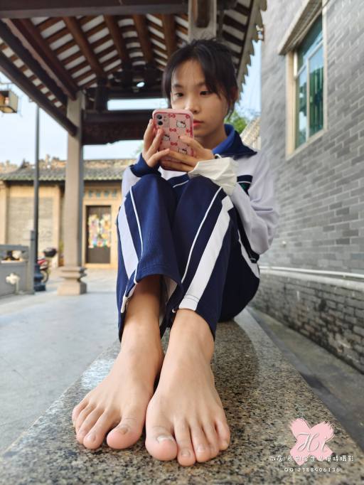 图片[4]-【免费】专心致志玩手机的女孩【42P】20028-师姐图集