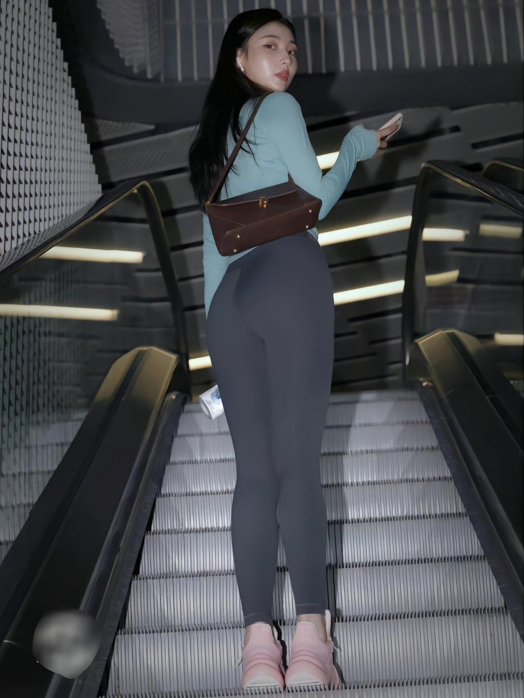 图片[1]-晚上逛商场的瑜伽裤漂亮女孩J2244 225P2V-15.1GB-师姐图集