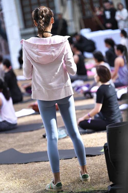图片[2]-在广场看热闹的瑜伽裤女人-师姐图集