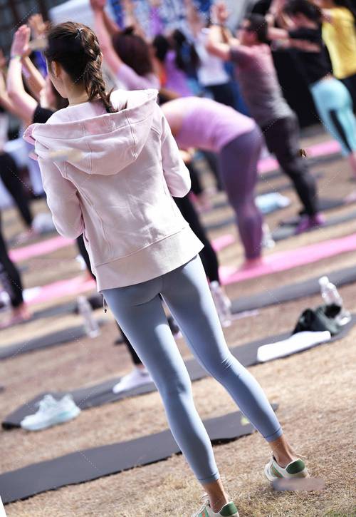 在广场看热闹的瑜伽裤女人-师姐图集