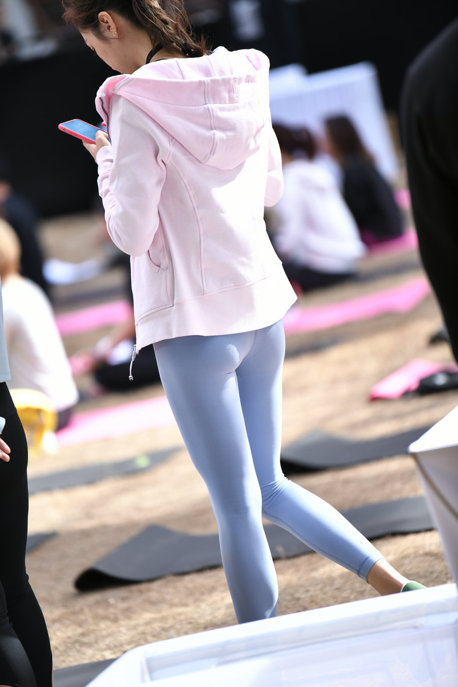 图片[3]-在广场看热闹的瑜伽裤女人-师姐图集