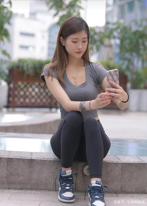 有小虎牙非常甜美的瑜伽裤女孩-师姐图集