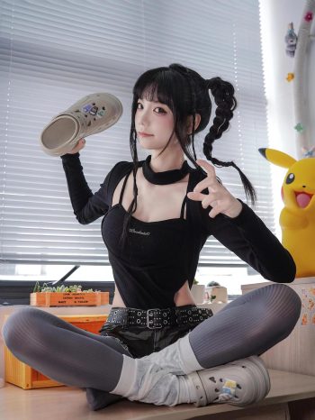 图片[10]-牛仔热裤+灰丝姑娘玩自拍-师姐图集