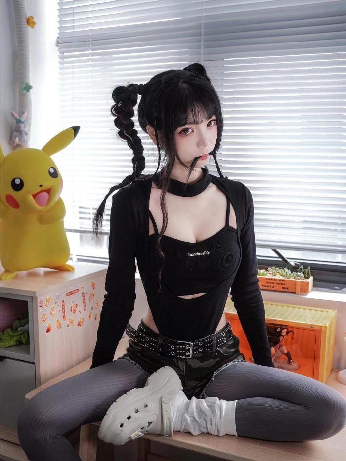 牛仔热裤+灰丝姑娘玩自拍-师姐图集