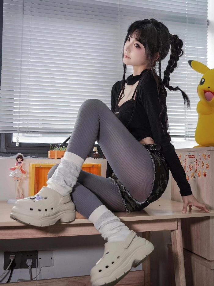 牛仔热裤+灰丝姑娘玩自拍-师姐图集