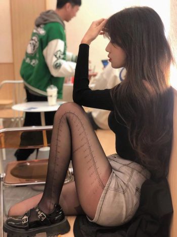 图片[1]-牛仔短裤+黑丝，太好看了吧-师姐图集